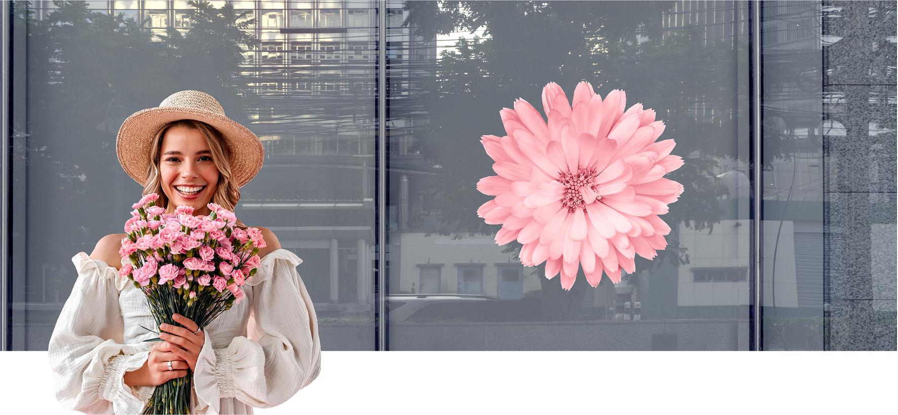 Vindue pyntet med blomster og figur